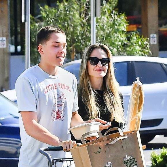Le 2 mai 2025, il était avec sa mère dans une épicerie de Los Angeles

Angelina Jolie et son fils Know à la sortie d'une épicerie à Los Angeles le 2 mai 2025 ©Backgrid USA / Bestimage