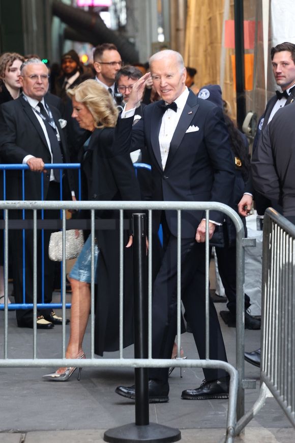 Le cancer est hormonodépendant, ce qui, selon son entourage, permettrait une prise en charge efficace.

Joe Biden arrive à la première de la pièce "Othello" au theâtre Barrymore à New York, le 23 mars 2025 @Backgrid USA / Bestimage