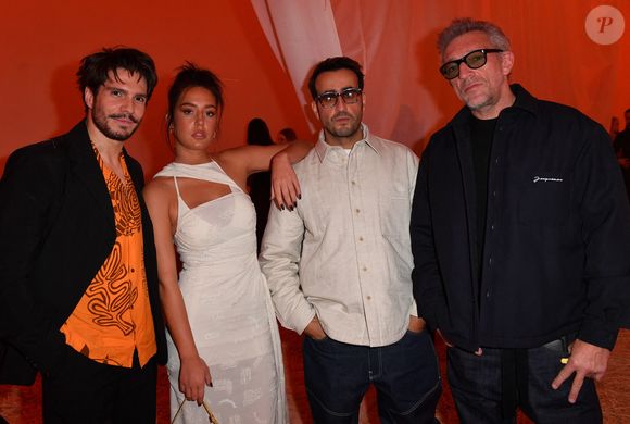 François Civil, Adèle Exarchopoulos, Jonathan Cohen et Vincent Cassel - Photocall en front row du défilé "Le Raphia" de la maison Jacquemus au Bourget le 12 décembre 2022.

© Veeren / Clovis / Bestimage