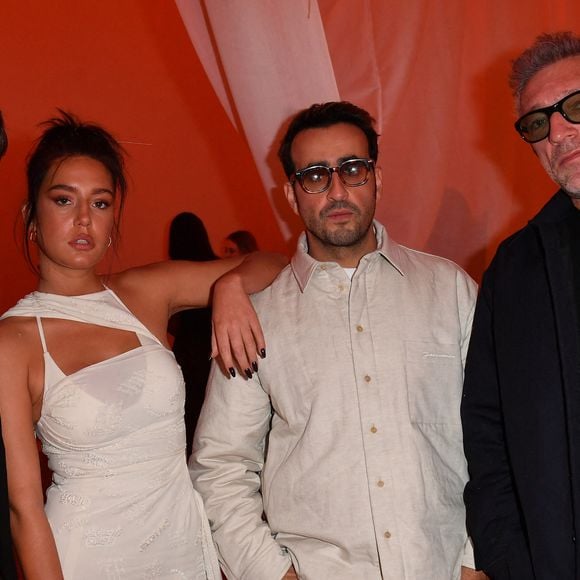 François Civil, Adèle Exarchopoulos, Jonathan Cohen et Vincent Cassel - Photocall en front row du défilé "Le Raphia" de la maison Jacquemus au Bourget le 12 décembre 2022.

© Veeren / Clovis / Bestimage