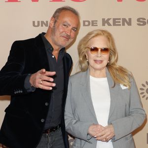 Coincé chez lui à cause de son pied bot durant son enfance, il a appris à lire grâce aux chansons de Sylvie Vartan
Roland Perez et Sylvie Vartan - Avant-première du film "Ma Mère, Dieu et Sylvie Vartan" au cinéma Pathé Palace à Paris le 17 mars 2025. © Coadic Guirec/Bestimage