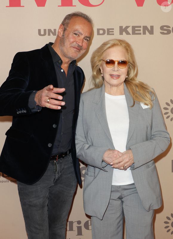 Coincé chez lui à cause de son pied bot durant son enfance, il a appris à lire grâce aux chansons de Sylvie Vartan 

Roland Perez et Sylvie Vartan - Avant-première du film "Ma Mère, Dieu et Sylvie Vartan" au cinéma Pathé Palace à Paris le 17 mars 2025. © Coadic Guirec/Bestimage