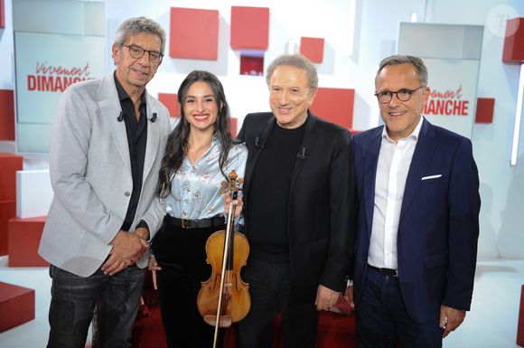 Exclusif - Michel Cymes, Esther Abrami, Michel Drucker et Emmanuel Chaunu - Enregistrement de l'émission "Vivement dimanche" aux studios Rive Gauche, présentée par M.Drucker et diffusée le 5 octobre 2025 sur France 3.
Guillaume Gaffiot/Bestimage