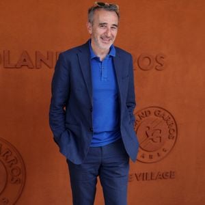 Elie Semoun - Les célébrités au village lors des Internationaux de France de tennis de Roland-Garros, le 1er juin 2025. © Dominique Jacovides / Bestimage