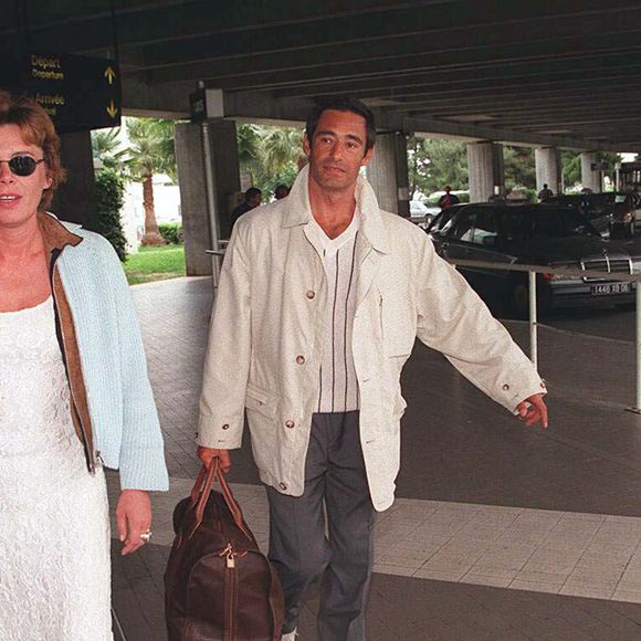 Léo et Manu sont les fils de sa compagne, Chantal Benoist, alias Jennifer, une star du disco.

Gérard Lanvin et sa femme Jennifer à l'aéroport de Nice avant de se rendre au 49e Festival de Cannes en 1996. 

ANGELI-RINDOFF-GARCIA / BESTIMAGE