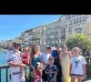 Le couple, issu de la communauté des gens du voyage, élève ses sept enfants dans des caravanes aménagées en véritable foyer familial.
La famille Bellocq, participants de "Familles nombreuses, la vie en XXL", sur TF1. @famille_bellocq_officiel_tf1