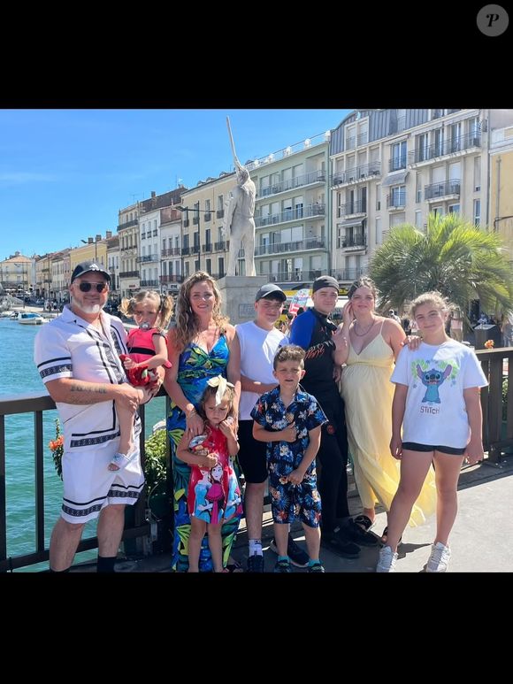 Le couple, issu de la communauté des gens du voyage, élève ses sept enfants dans des caravanes aménagées en véritable foyer familial.
La famille Bellocq, participants de "Familles nombreuses, la vie en XXL", sur TF1. @famille_bellocq_officiel_tf1