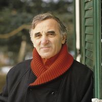 Voici l'intérieur de la belle maison blanche de Charles Aznavour située à Cologny en Suisse