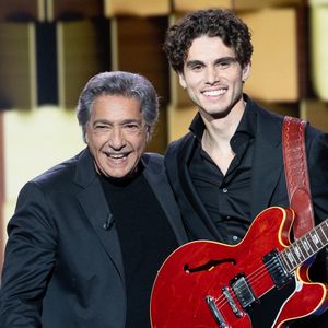 Exclusif - Frédéric François et son petit fils Matteo lors de l'enregistrement de l'émission "La Boîte à secrets", présentée par F.Bollaert et diffusée le 16 janvier 2026 sur France 3, dans les studios du Lendit à Saint-Denis, France, le 16 décembre 2025. © Cyril Moreau/Bestimage