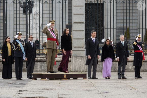 du ghosting aux diktats du couple, tout passe au filtre de leur regard drôle, sincère et acéré. 

La princesse Leonor d'Espagne, le roi Felipe VI d'Espagne, la reine Letizia - La famille royale d'Espagne assiste au défilé Military Easter au palais royal à Madrid le 6 janvier 2025.