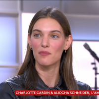 "Ça ne m'a même pas effrayée" : Charlotte Cardin révèle cette phrase osée du beau-père d'Aliocha Schneider, qui est à l'origine de leur rencontre