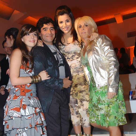 BUENOS AIRES, ARGENTINE, 29 OCTOBRE 2005. Maradona a fêté son 45e anniversaire dans une discothèque avec sa famille : son ancienne épouse Claudia Villafaâ?e, avec qui il entretient une relation amicale, ses filles Dalma et Gianina, et ses parents, Diego et Tota. Photo by Gamba/Look Press / Avalon/Photoshot/ABACAPRESS.COM