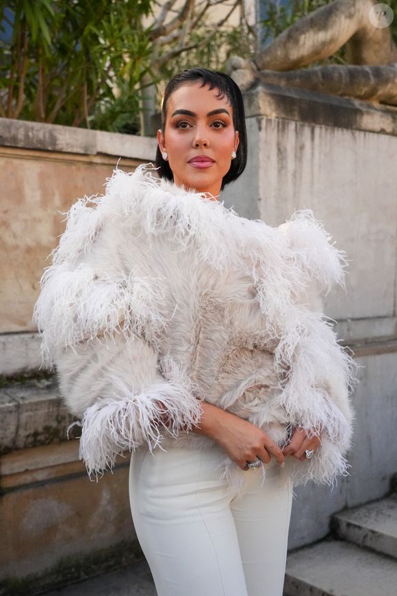 Georgina Rodriguez était également présente et portait un ensemble crème composé d'un haut à plumes et d'un pantalon évasé et est apparue sans son chéri Cristiano Ronaldo. 

Georgina Rodriguez au défilé Elie Saab Womenswear Fall/Winter 2025-2026 au Palais De Tokyo le 8 mars 2025 à Paris, France© Lucia Sabatelli / Bestimage