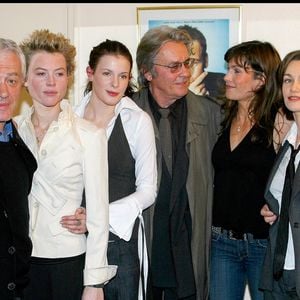 Astrid Veillon, Alain Delon et l'équipe de la pièce à la 100e représentation de la pièce : "La Salle De Bain" au théâtre Comédie de Paris en 2003.