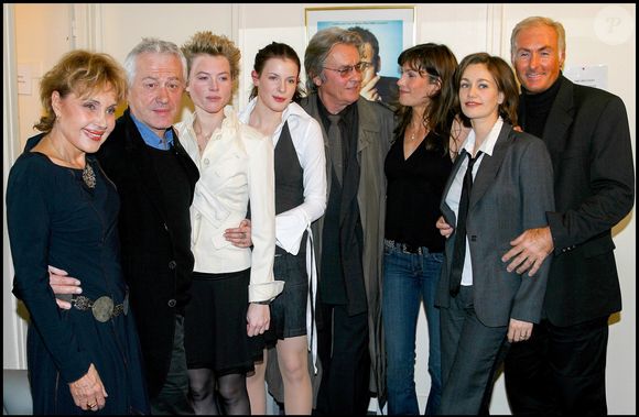 Astrid Veillon, Alain Delon et l'équipe de la pièce à la 100e représentation de la pièce : "La Salle De Bain" au théâtre Comédie de Paris en 2003.