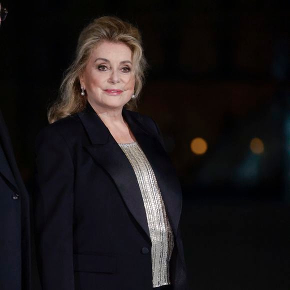 Toutes deux sont apparues très complices lors de la cérémonie.

Catherine Deneuve - Arrivées au Grand Dîner du Louvre 2026 à Paris pendant la fashion week Prêt à Porter femme automne/hiver 2026-2027 (PFW)
 

 
© Olivier Borde / Bestimage