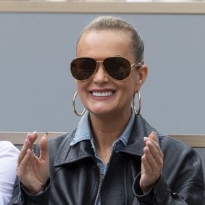 Laeticia Hallyday dans les tribunes lors des Internationaux de France de Tennis de Roland Garros 2025, à Paris, France, le 26 mai 2025. © Jacovides-Moreau/Bestimage