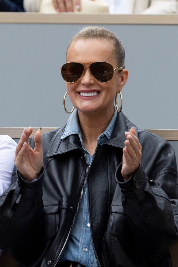 Laeticia Hallyday dans les tribunes lors des Internationaux de France de Tennis de Roland Garros 2025, à Paris, France, le 26 mai 2025. © Jacovides-Moreau/Bestimage