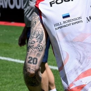 Louis Ducruet (président des Barbagiuans) (détail tatouage) lors du match de football caritatif au stade Louis II de Monaco opposant les Barbagiuans aux pilotes de l'équipe Nazionale Piloti dans le cadre de la "Racing Stars Football Cup" le 3 juin 2026.
Depuis 35 ans, des pilotes automobiles participent chaque année à un match de football caritatif organisé à Monaco. Ce " match des pilotes " a accueilli tous les plus grands de la Formule 1, y compris Michael Schumacher. En 2025, une nouvelle mouture a vu le jour, la Racing Stars Football Cup, sous la houlette de Louis Ducruet, le fils de la princesse Stéphanie. Ce 3 juin 2026, avait lieu la deuxième édition de l'événement caritatif, organisé au profit de deux associations.
Les fonds récoltés lors de l'événement seront reversés à deux associations. La première est " Mercy Ships ", qui déploie des navires-hôpitaux afin d'offrir des soins chirurgicaux gratuits en Afrique. La seconde association est " Les Soins de l'espoir ", qui est engagée auprès d'enfants et d'adultes défavorisés en Asie du Sud-Est, notamment au Vietnam.
Les Barbagiuans ont remporté le match 6 - 2
© Bruno Bebert / Bestimage