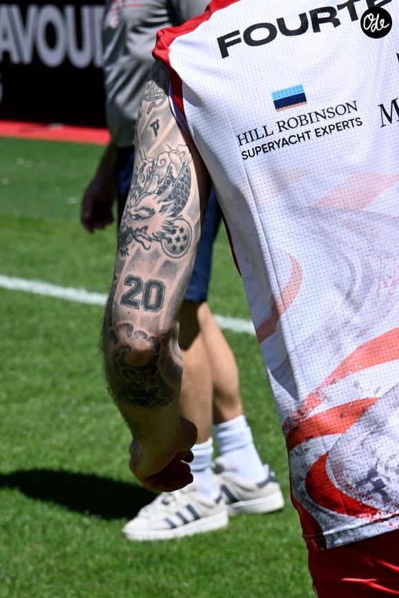Louis Ducruet (président des Barbagiuans) (détail tatouage) lors du match de football caritatif au stade Louis II de Monaco opposant les Barbagiuans aux pilotes de l'équipe Nazionale Piloti dans le cadre de la "Racing Stars Football Cup" le 3 juin 2026.
Depuis 35 ans, des pilotes automobiles participent chaque année à un match de football caritatif organisé à Monaco. Ce " match des pilotes " a accueilli tous les plus grands de la Formule 1, y compris Michael Schumacher. En 2025, une nouvelle mouture a vu le jour, la Racing Stars Football Cup, sous la houlette de Louis Ducruet, le fils de la princesse Stéphanie. Ce 3 juin 2026, avait lieu la deuxième édition de l'événement caritatif, organisé au profit de deux associations.
Les fonds récoltés lors de l'événement seront reversés à deux associations. La première est " Mercy Ships ", qui déploie des navires-hôpitaux afin d'offrir des soins chirurgicaux gratuits en Afrique. La seconde association est " Les Soins de l'espoir ", qui est engagée auprès d'enfants et d'adultes défavorisés en Asie du Sud-Est, notamment au Vietnam.
Les Barbagiuans ont remporté le match 6 - 2

© Bruno Bebert / Bestimage