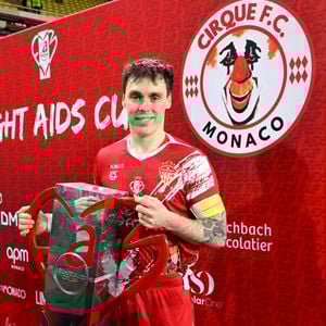 Louis Ducruet et le trophée de la rencontre durant la sixième édition de la Fight Aids Cup, un match de football caritatif au stade Louis II à Monaco, le 25 janvier 2026© Bruno Bebert / Bestimage