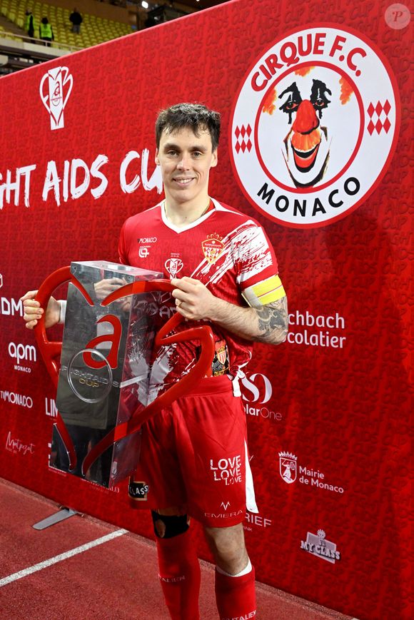 Louis Ducruet et le trophée de la rencontre durant la sixième édition de la Fight Aids Cup, un match de football caritatif au stade Louis II à Monaco, le 25 janvier 2026© Bruno Bebert / Bestimage