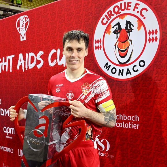 Louis Ducruet et le trophée de la rencontre durant la sixième édition de la Fight Aids Cup, un match de football caritatif au stade Louis II à Monaco, le 25 janvier 2026© Bruno Bebert / Bestimage