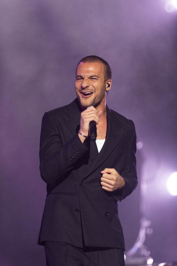 Il affirme que grâce à l’éducation de sa mère, il n’a jamais vécu cela comme une faiblesse.

Amir sur la scène du concert solidaire pour les enfants de la guerre "Ensemble à l'Olympia" à Paris présenté par EliseCare le 10 février 2025. © Jack Tribeca / Pierre Perusseau / Bestimage