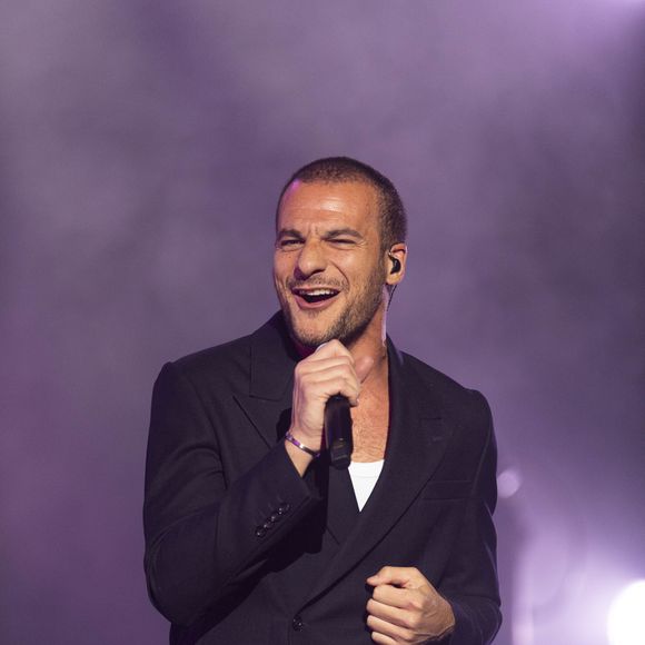 Il affirme que grâce à l’éducation de sa mère, il n’a jamais vécu cela comme une faiblesse.

Amir sur la scène du concert solidaire pour les enfants de la guerre "Ensemble à l'Olympia" à Paris présenté par EliseCare le 10 février 2025. © Jack Tribeca / Pierre Perusseau / Bestimage