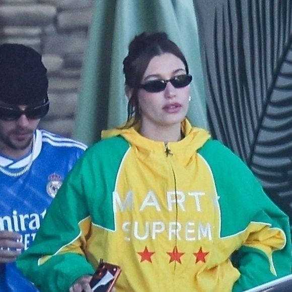 "J'ai fait du Pilates et des exercices au poids, des entraînements de force. Et puis, j'avais du yoga prénatal, ce qui me permettait de faire beaucoup d'étirements. Je me disais : 'Je vais être étirée tout le temps, pour que tout soit ouvert", a-t-elle fait savoir.

EXCLUSIVE Palm Springs, CA Justin et Hailey Bieber profitent d'une sortie décontractée au Vintage Coffee à Palm Springs, prenant le temps de saluer leurs fans et de poser pour des photos alors qu'ils se dirigent vers leur voiture.
Sur la photo : Justin Bieber, Hailey Bieber