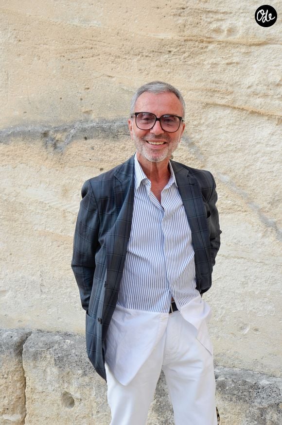 Après des débuts en tant que coiffeur, Olivier Echaudemaison a très vite baigné dans le monde du strass et des paillettes en travaillant pour de nombreuses célébrités en tant que maquilleur. 

L'ancien directeur de la création de Guerlain, Olivier Echaudemaison lors du concert de Mireille Mathieu au château du Marquis de Sade dans le cadre du festival de Lacoste dans le Vaucluse le 26 juillet 2019. 

© Alex Marizy / Bestimage (No web Belgique et Suisse)