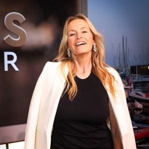 Exclusif - Estelle Lefebure pose en backstage de l'émission "C à vous" lors du 79ème Festival International du Film de Cannes le 22 mai 2026. © Jack Tribeca / Bestimage