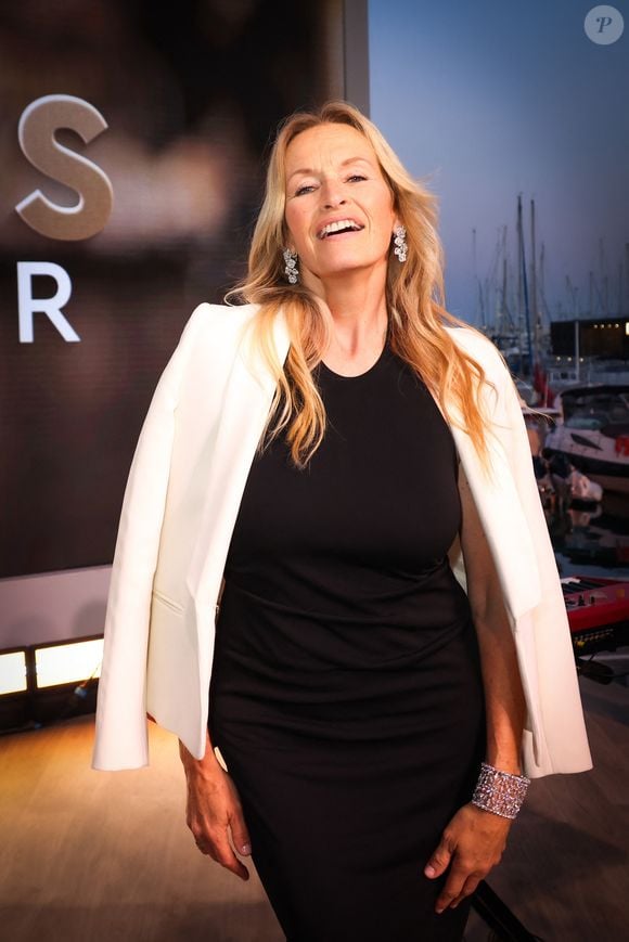 Exclusif - Estelle Lefebure pose en backstage de l'émission "C à vous" lors du 79ème Festival International du Film de Cannes le 22 mai 2026. © Jack Tribeca / Bestimage