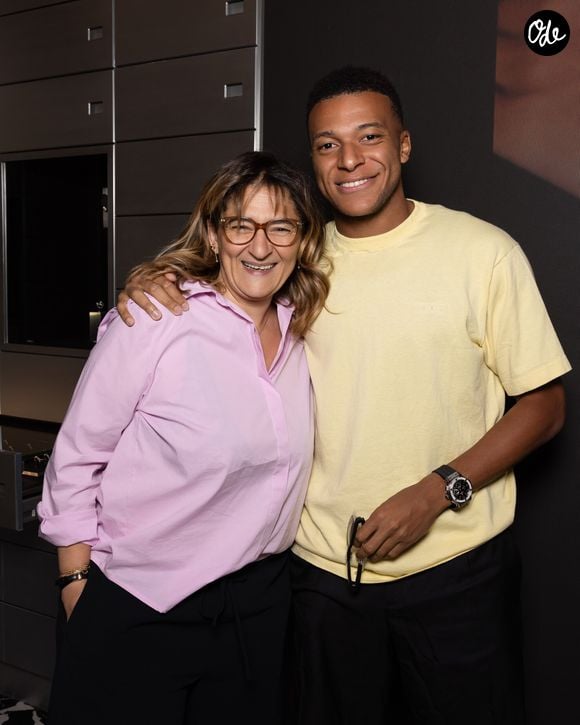 Valérie Messika a partagé plusieurs photos de cette visite sur son compte Instagram.

Kylian Mbappé et Ester Exposito ont pris la pose dans la boutique de Valérie Messika. Capture d'écran Instagram