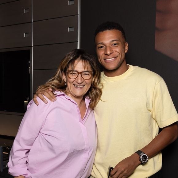 Valérie Messika a partagé plusieurs photos de cette visite sur son compte Instagram.

Kylian Mbappé et Ester Exposito ont pris la pose dans la boutique de Valérie Messika. Capture d'écran Instagram
