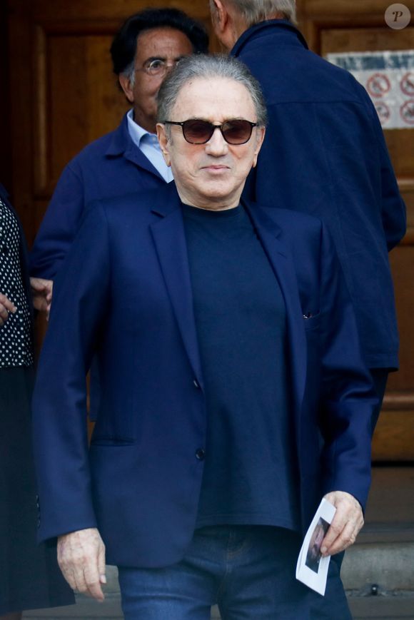 Un mois après les obsèques de Philippe Labro, Michel Drucker était donc présent

Michel Drucker - Sorties des obsèques de Philippe Labro en l'église de Saint-Germain-des-Prés à Paris le 13 juin 2025. © Dominique Jacovides - Christophe Clovis / Bestimage