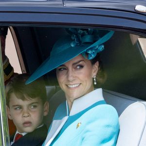 La Princesse de Galles a notamment été photographiée en train de contempler son mari.

Kate Middleton lors de la cérémonie Trooping the Colour à Londres, le 14 juin 2025. 

Photo :  Dana Press / Bestimage