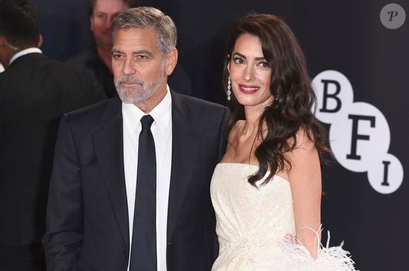 Amal Clooney n'a pas manqué de révéler l'étonnement de ses amis qui ne parviennent pas à croire que les deux tourtereaux parviennent à rester tout le temps sur la même longueur d'ondes. 

George et Amal Clooney arrivent à la première du film "The Tender Bar" pendant le 65ème festival du film de Londres le 10 octobre 2021.


© Future-Image via ZUMA Press / Bestimage