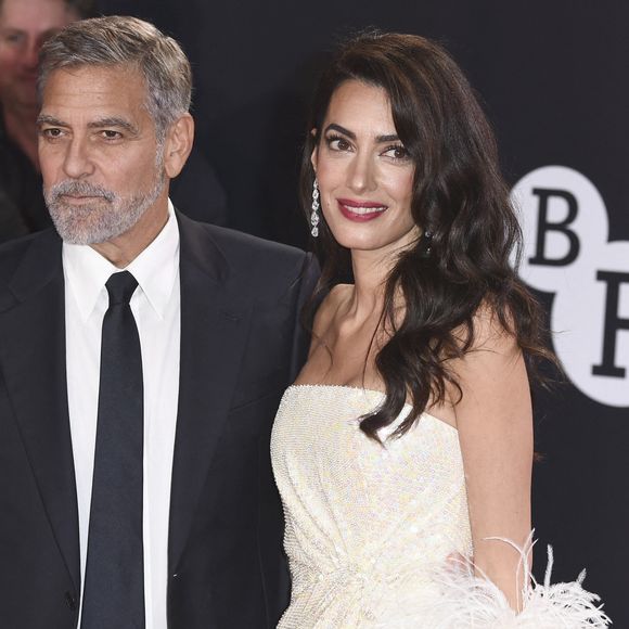 Amal Clooney n'a pas manqué de révéler l'étonnement de ses amis qui ne parviennent pas à croire que les deux tourtereaux parviennent à rester tout le temps sur la même longueur d'ondes. 

George et Amal Clooney arrivent à la première du film "The Tender Bar" pendant le 65ème festival du film de Londres le 10 octobre 2021.


© Future-Image via ZUMA Press / Bestimage