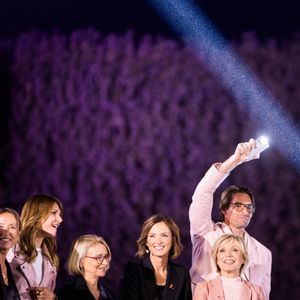 Exclusif - Sandrine Planchon, Isabelle Ithurburu, Evelyne Dhéliat, Alice Detollenaere, Anne Vincent-Salomon, Camille Lacourt et sa compagne Alice Detollenaere - Soirée de lancement "Octobre Rose" organisée par l’association Ruban Rose présentée par I. Ithurburu à Paris le mardi 30 septembre 2025. 
© Léa Maï - Léo Trotin – association Ruban Rose / Bestimage