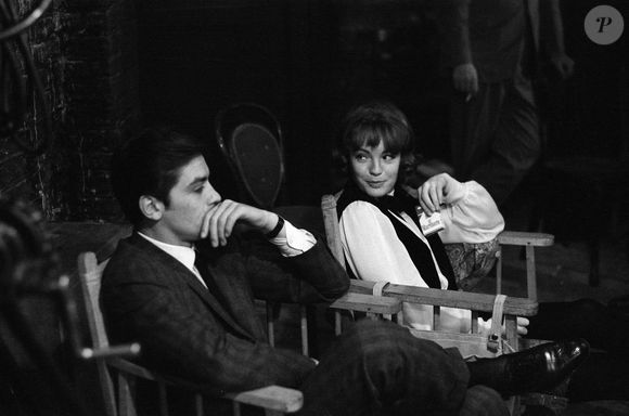 Archives - Romy Schneider, photographiée avec son « futur mari » Alain Delon, qu’elle connaît depuis cinq ans. Elle tourne actuellement son premier film en Grande-Bretagne, The Victors, aux Shepperton Studios, dont le tournage a commencé cet après-midi. 28 novembre 1962.