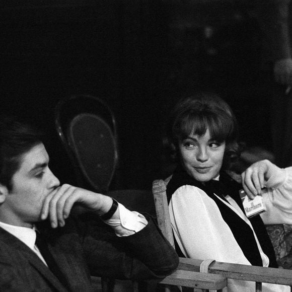 Archives - Romy Schneider, photographiée avec son « futur mari » Alain Delon, qu’elle connaît depuis cinq ans. Elle tourne actuellement son premier film en Grande-Bretagne, The Victors, aux Shepperton Studios, dont le tournage a commencé cet après-midi. 28 novembre 1962.
