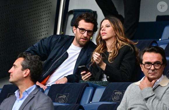 Pablo Mira et sa compagne Lisa Brunet dans les tribunes du match de football de Ligue 1 McDonald's opposant le  RC Lens au Paris Saint-Germain (PSG) (0-2) au Parc des Princes à Paris le 14 septembre 2025. © Christian Liewig/Bestimage