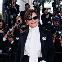 Nouvelle montée des marches au Festival de Cannes : Juliette Binoche chic en noir et blanc face à Antoine de Caunes et Dita von Teese
