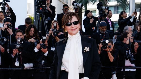 Nouvelle montée des marches au Festival de Cannes : Juliette Binoche chic en noir et blanc face à Antoine de Caunes et Dita von Teese