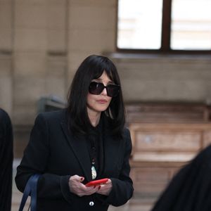 Isabelle Adjani arrive pour la tenue de son procès en appel (chambre 2-13) pour fraude fiscale, au Palais de Justice de Paris, le 27 février 2026.
© Julien Sarkissian/Bestimage