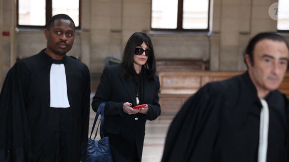 Isabelle Adjani arrive pour la tenue de son procès en appel (chambre 2-13) pour fraude fiscale, au Palais de Justice de Paris, le 27 février 2026.
© Julien Sarkissian/Bestimage