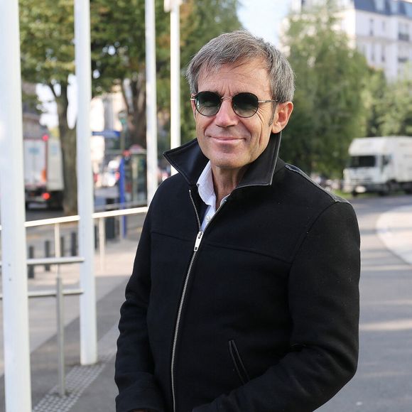 Exclusif - Le journaliste français de 55 ans, David Pujadas, qui officie actuellement sur LCI, arrive devant les studios de Radio France, le 22 septembre 2020 à Paris. 
© Panoramic / Bestimage.