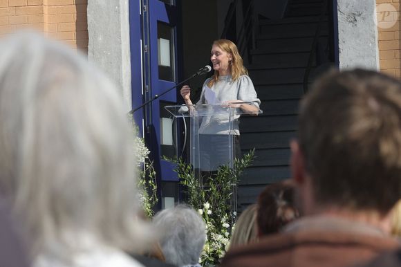 Cathy Immelen (RTBF) - 300 personnes réunies pour rendre hommage à Emilie Dequenne dans sa ville de Chièvres (Belgique), le 9 avril 2025, quelques semaines après son décès prématuré, survenu le 16 mars 2025. Une plaque commémorative a été installée dans la salle des Pas Perdus de l'hôtel de ville, renommée "Espace Émilie Dequenne". La famille de la comédienne a lancé un appel aux dons pour soutenir la lutte contre le cancer.