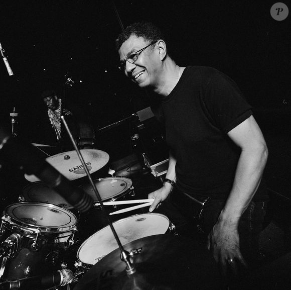 Il rejoint ensuite Miles Davis et participe à l’enregistrement du célèbre album Bitches Brew.

Jack DeJohnette, Instagram